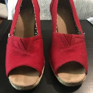 Toms Women’s peep toe wedges 8.5